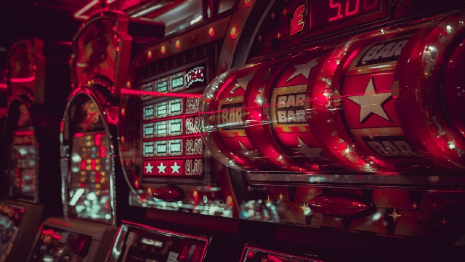 Máquinas tragamonedas en un casino.