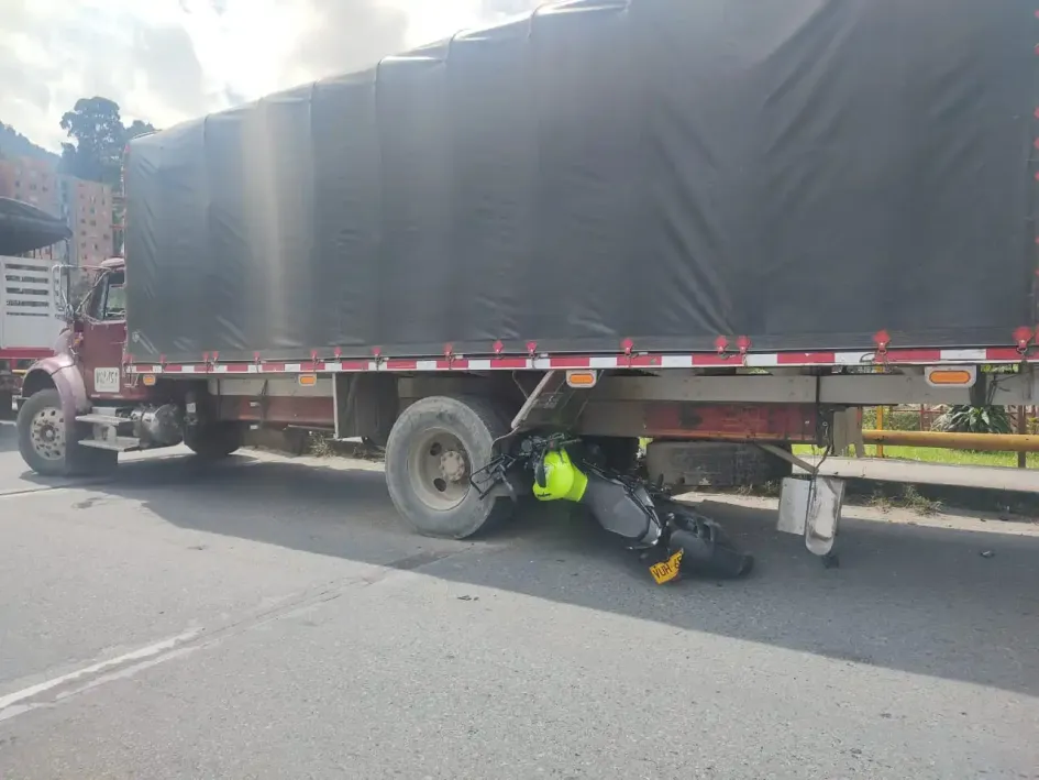 Motociclista quedó debajo del camión en la entrada de Villamaría