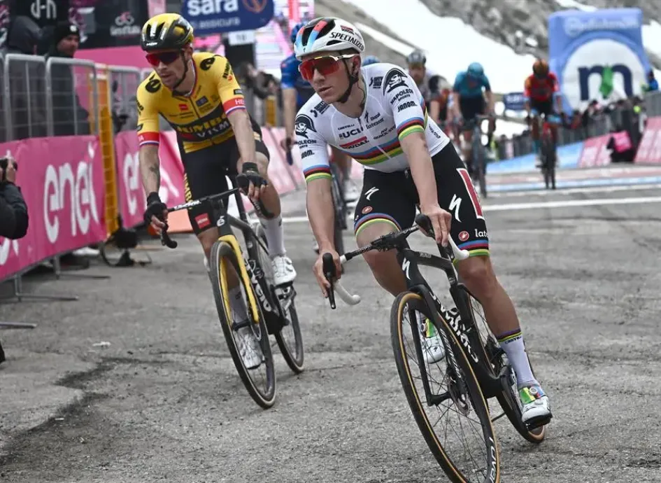 El esloveno Primoz Roglic (i) del equipo Jumbo Visma y el belga Remco Evenepoel del equipo Soudal Quick-Step en acción durante la séptima etapa de la carrera ciclista Giro de Italia 2023, de 218 km desde Capua hasta Gran Sasso, Italia.