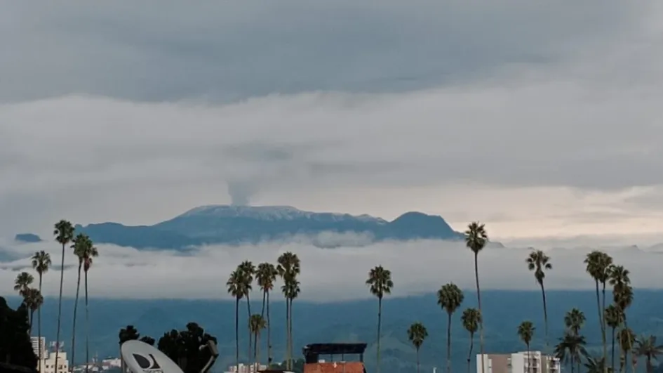 El volcán Nevado del Ruiz visto este viernes, 26 de mayo, desde Manizales. 