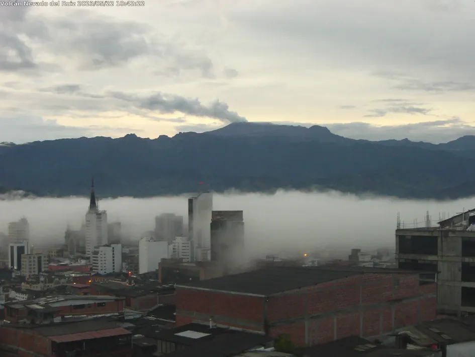 El volcán Nevado del Ruiz visto esta mañana de lunes desde el Observatorio Vulcanológico y Sismológico de Manizales, en Chipre. 