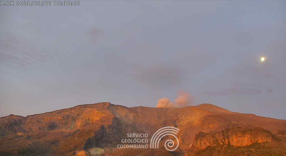Así lucía en la mañana de este domingo, 7 de mayo, el volcán Nevado del Ruiz desde el sector del cerro Piraña y el río Azufrado.