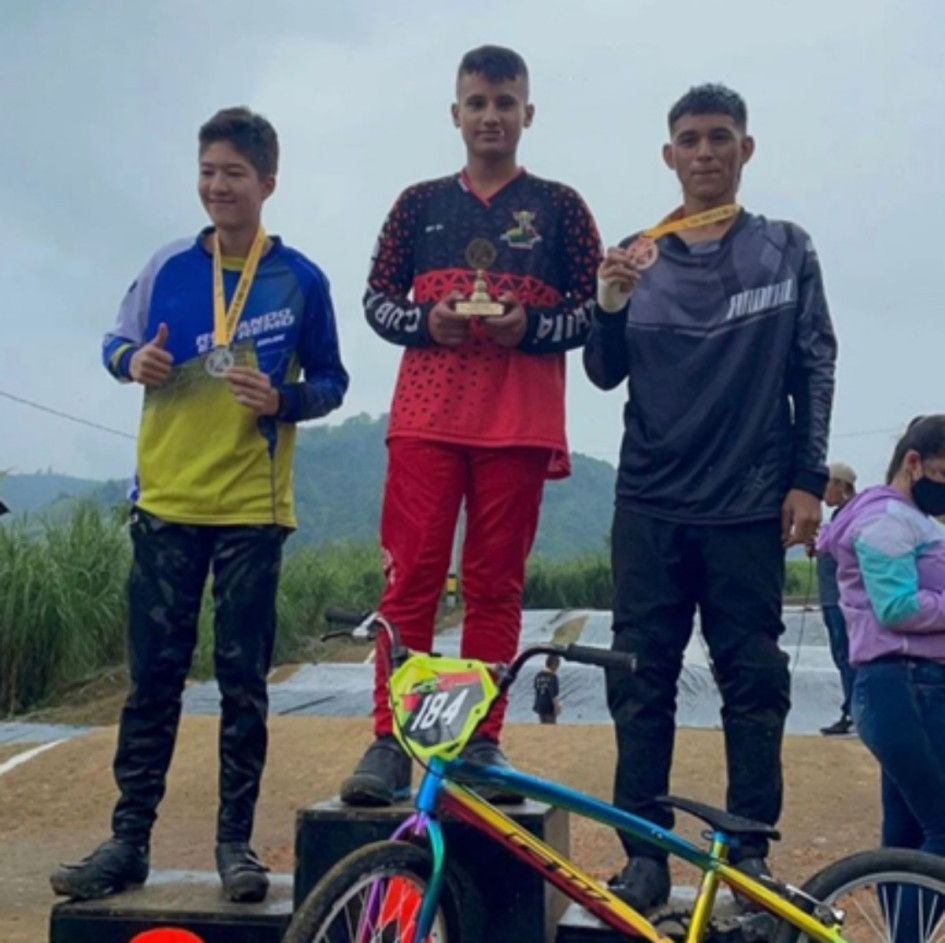 Estudiantes del Santa Teresita participando en competencia de BMX.
