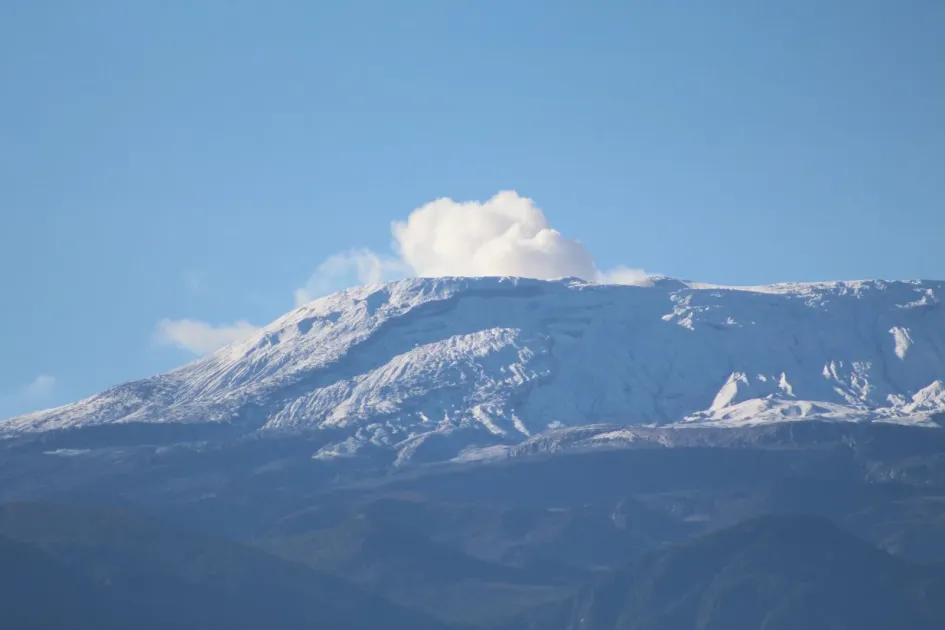 El volcán Nevado del Ruiz amaneció despejado este miércoles, 24 de mayo, se pudo observar desde Manizales. 
