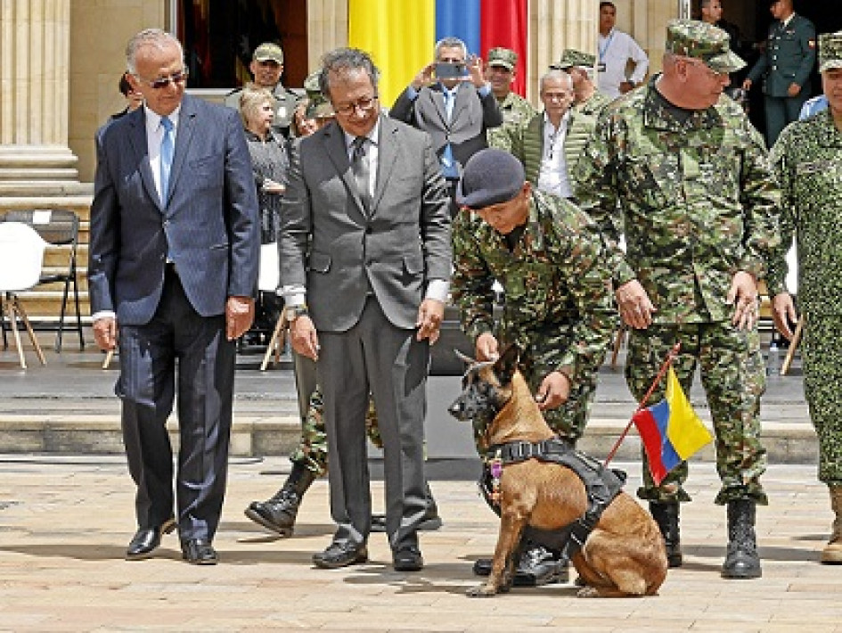 Foto | EFE | LA PATRIA  El presidente de Colombia Gustavo Petro condecora a la mamá de Wilson, el perro que ayudó al rescate de los niños indígenas .