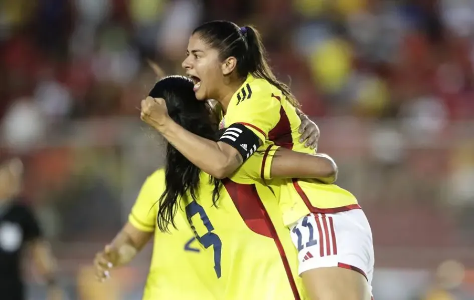 Catalina Usme de Colombia celebra un gol hoy, durante un partido amistoso ante Panamá.