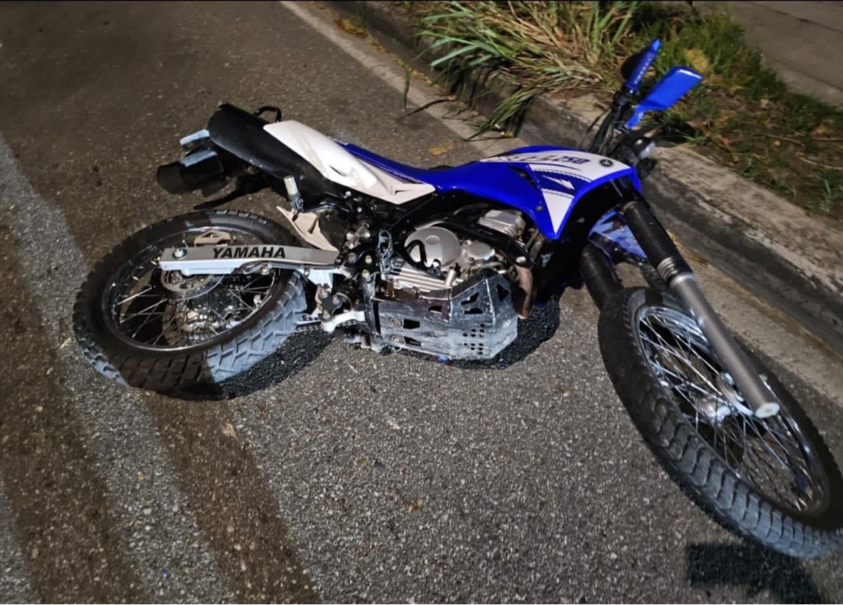 La moto en la que viajaban.