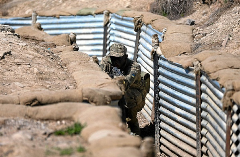 Personal militar ucraniano se somete a entrenamiento de guerra de trincheras con tropas británicas para la esperada contraofensiva ucraniana.