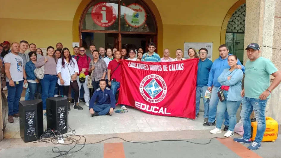 Dos plantones llevan los maestros para exigir el pago del retroactivo a docentes de Caldas. Ambas protestas las efectuaron en la Plaza de Bolívar de Manizales, frente a la Secretaría de Educación departamental.