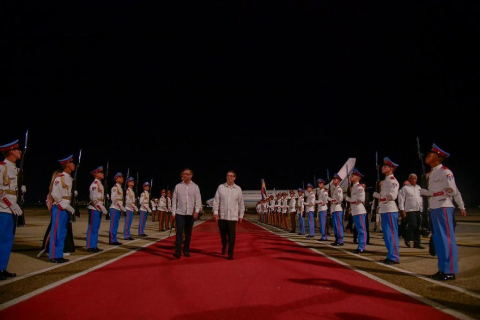 El presidente, Gustavo Petro, en su llegada anoche a La Habana (Cuba).