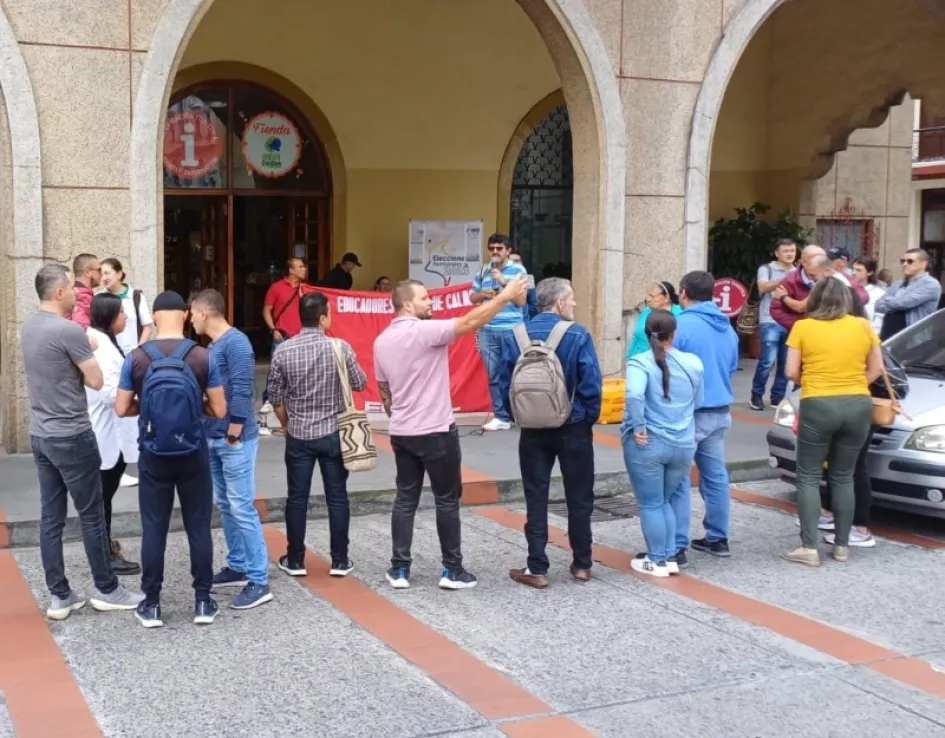 Plantón de docentes este viernes al frente de la sede de la Secretaría de Educación de Caldas. 
