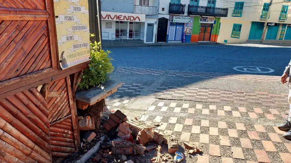 La caseta y, al fondo, la casa (puerta negra) afectadas en Pácora.