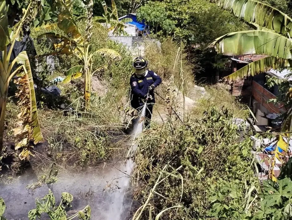 Incendio en el sector Concordia, en la vía a Las Ferias, de La Dorada. 