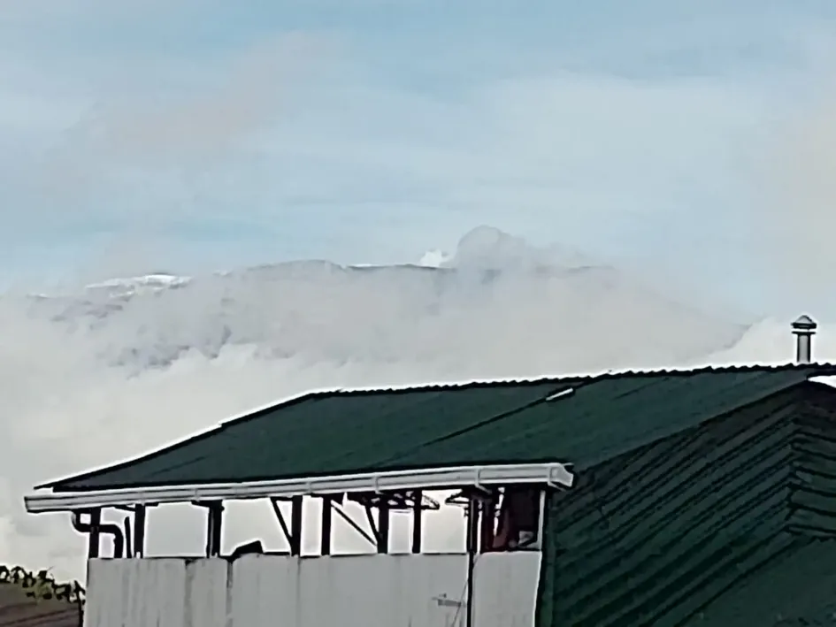 Volcán Nevado del Ruiz visto este domingo desde Herveo (Tolima).
