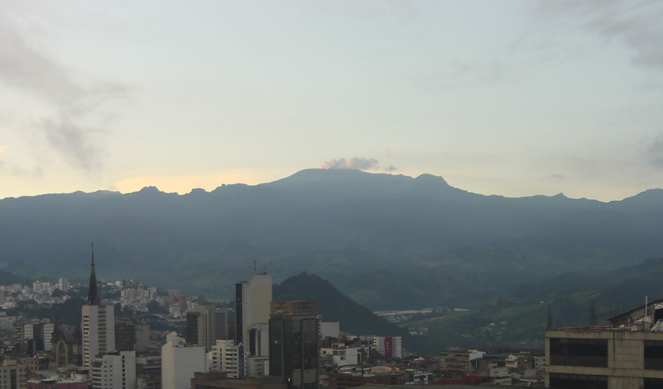 Así lucía el volcán Nevado del Ruiz en la mañana de este lunes festivo desde la sede del Observatorio Vulcanológico y Sismológico de Manizales, en el barrio Chipre de la capital caldense.