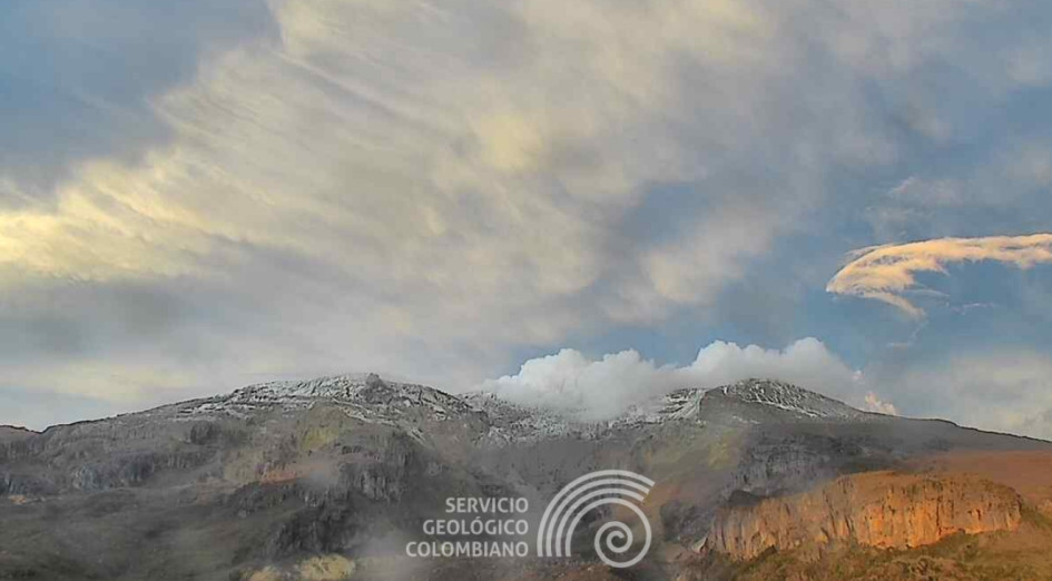 Así lucía en la mañana de este sábado el volcán Nevado del Ruiz desde el cerro Piraña y el cañón del río Azufrado.