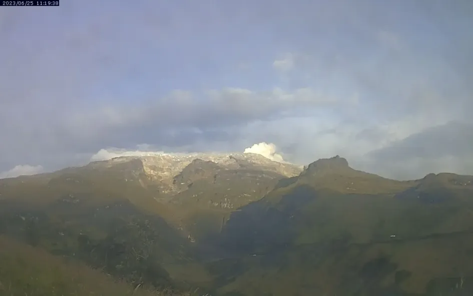Vista del volcán Nevado del Ruiz este domingo. 