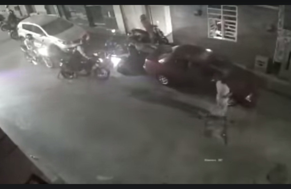 El conductor intenta guardar su moto.