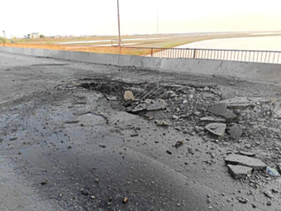 Un impacto de misiles en el puente ucraniano de Chongar, que une Crimea con Jersón, el jueves.