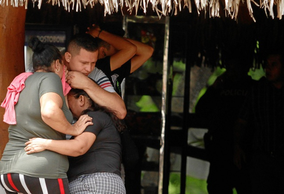 Familiares de los agentes Jerson David Cuevas Pineda y Renson García Castro arribaron al sitio donde sus seres queridos fueron baleados.