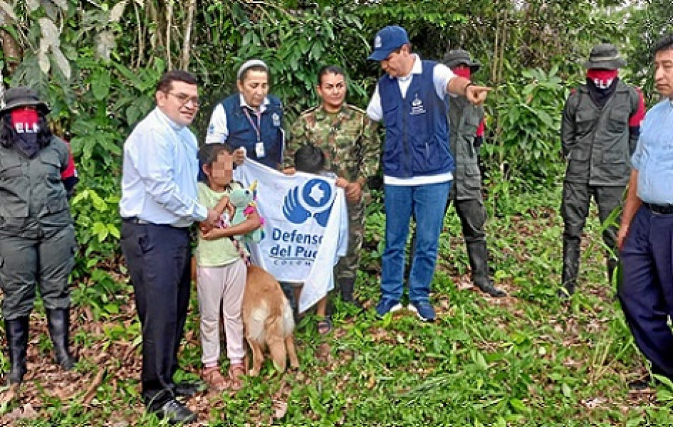 El presidente colombiano, Gustavo Petro, publicó una fotografía en sus redes sociales de la liberación, en la que se ve a la sargento y sus dos hijos, acompañados por representantes de la Defensoría del Pueblo y la Iglesia católica, rodeados por guerrilleros del Eln.