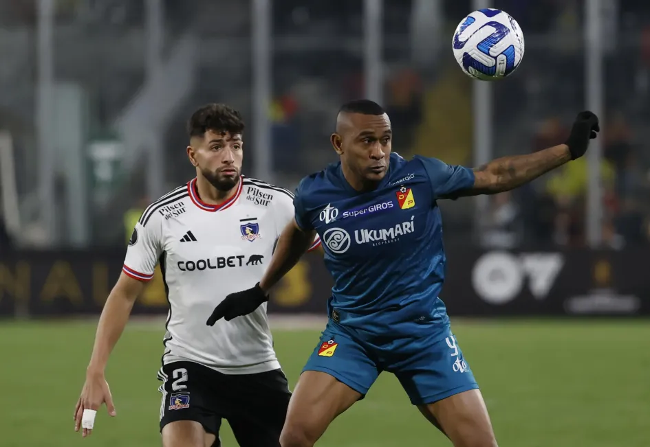 Deportivo Pereira clasificó a los octavos de final tras empatar 0-0 con Colo Colo en el estadio Monumental en Santiago (Chile), en la última fecha del Grupo F, en la que accedió como segundo tras Boca Juniors. En esta acción, Jeyson Rojas (i) disputa un balón con Ángelo Rodríguez.