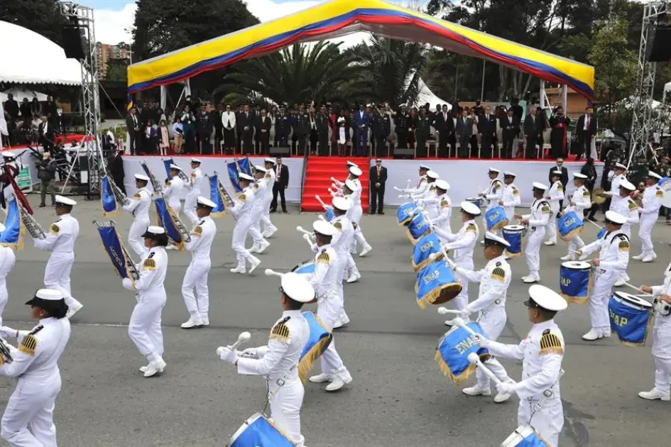 Militares desfilan durante los actos de conmemoración de los 213 años de la Independencia de Colombia, hoy en Bogotá. El país celebra los 213 años de su independencia, proclamada en 1810.