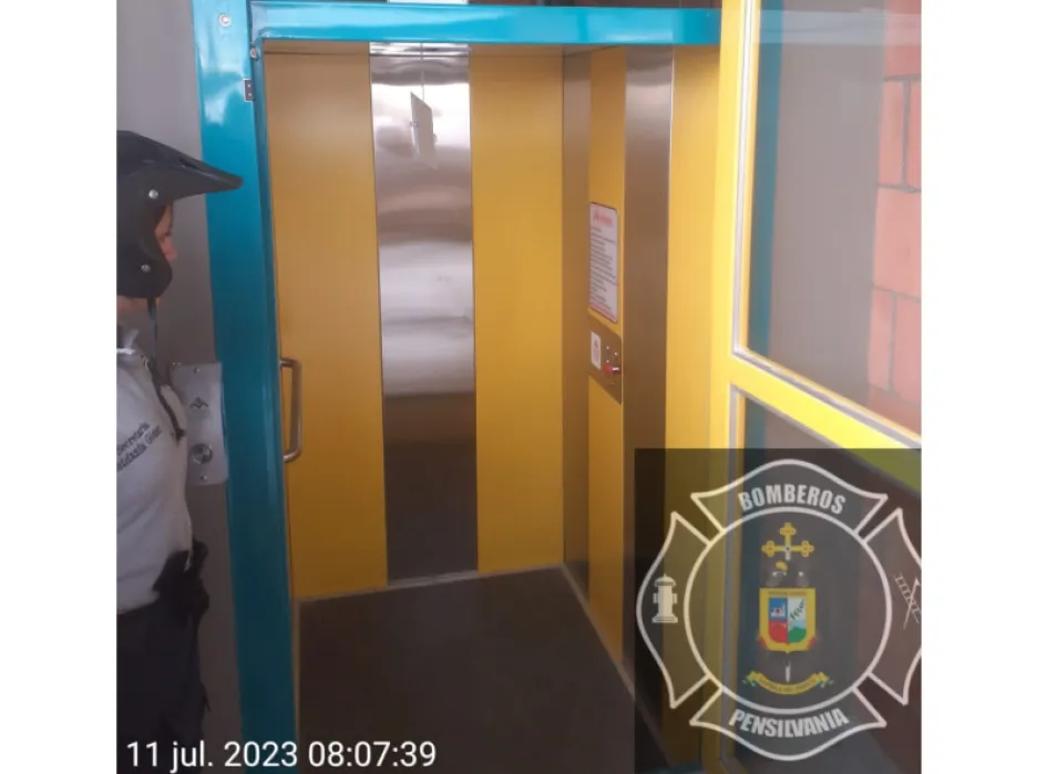 Este es el ascensor en el que se presentó el incidente en el colegio de Pensilvania, al parecer, por fallas mecánicas.