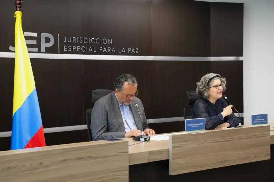 Magistrados de la JEP en rueda de prensa por la imputación al Comando Conjunto Central extintas Farc. 