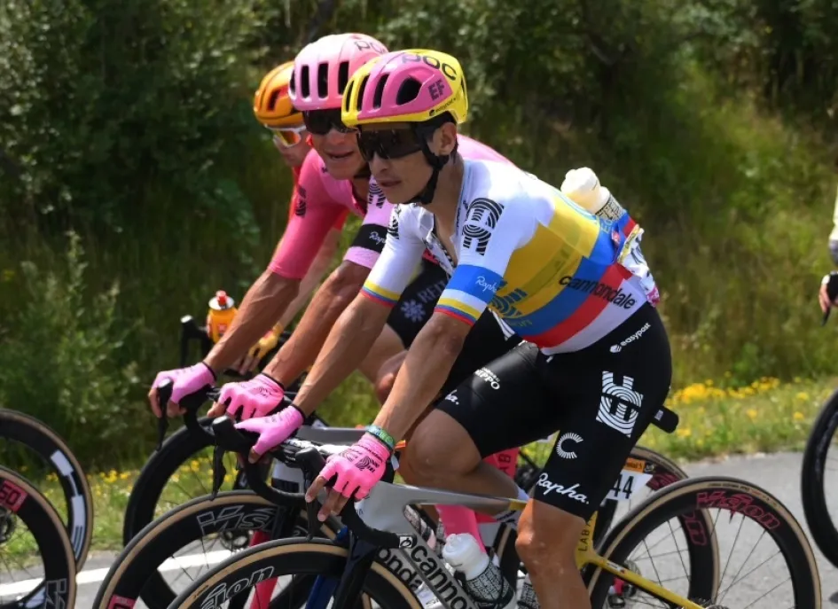 Esteban Chaves corrió el Tour de Francia con la camiseta que lo identifica como campeón de Colombia.