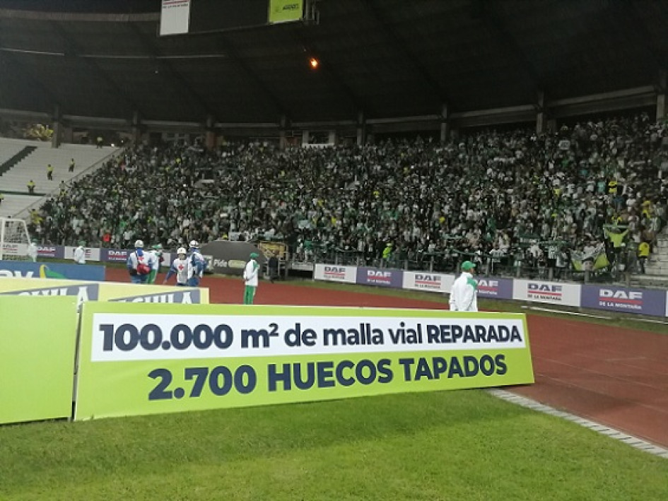 En el estadio Palogrande se vio una valla publicitaria de la Alcaldía de Manizales que hacía alusión a malla vial reparada y huecos tapados, lo que generó críticas del público.