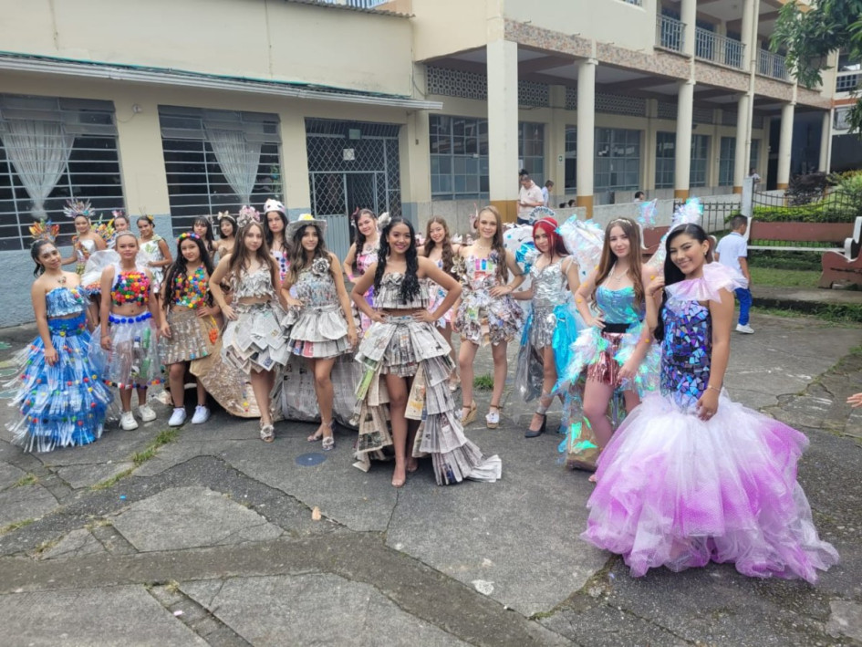 Las estudiantes lucieron trajes creados con materiales reciclables diseñados por sus compañeros.