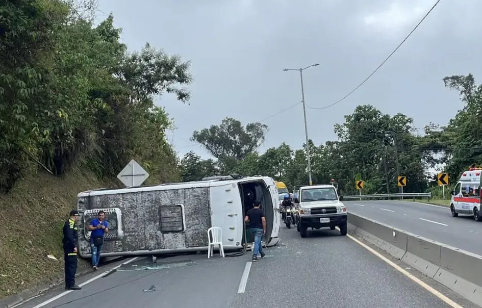 Una buseta se volcó en la doble calzada Manizales-Chinchiná, sin lesionados