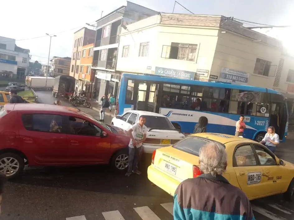 Dos carros y una buseta, involucrados en accidente en Manizales sin lesionados