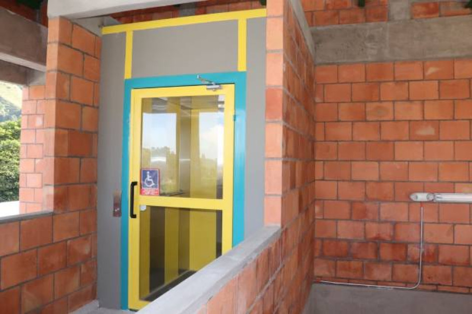 Este es el elevapersonas que se reventó en la nueva sede de la Institución Educativa Pensilvania. Es para el uso de personas con necesidades especiales de movilización.