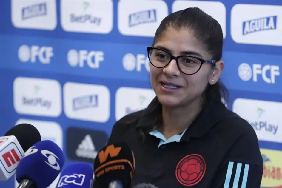 La futbolista colombiana Catalina Usme habla durante una rueda de prensa hoy, en Bogotá (Colombia).