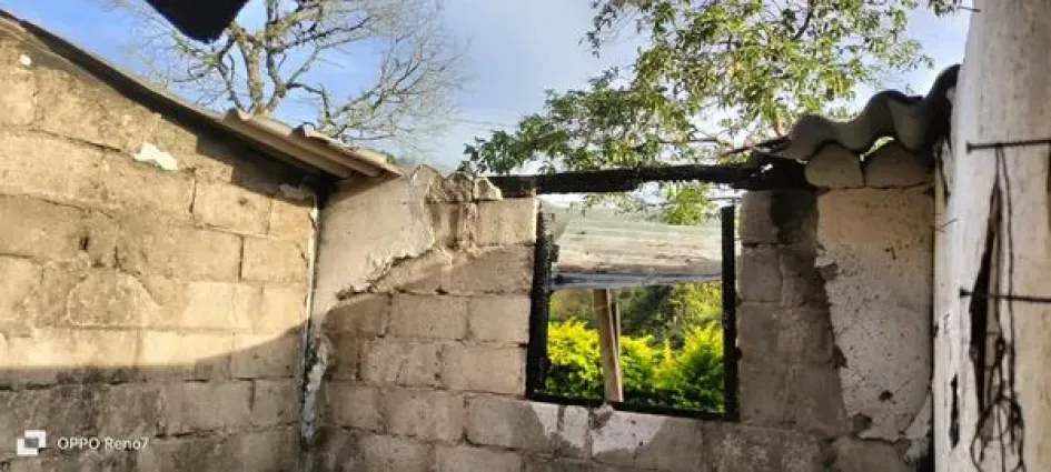 Una familia damnificada tras incendio de su vivenda en la vereda Cristales de Samaná