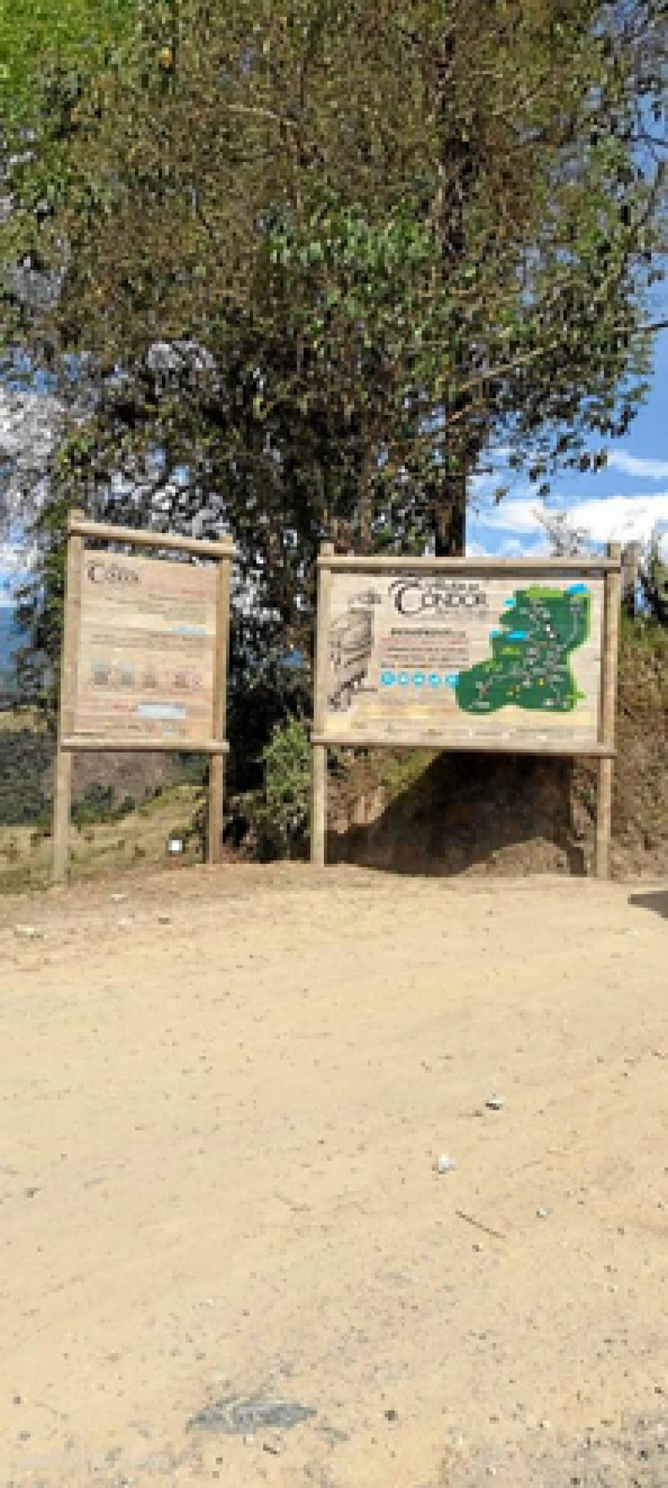 Instalaron de nuevo los letreros ubicados en la vereda San Antonio de Villamaría (Caldas), después de que un conductor los tumbó con su camión.