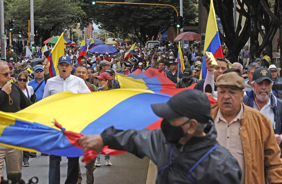 Manifestantes marchan en protesta contra el gobierno del presidente Gustavo Petro hoy, en Bogotá.