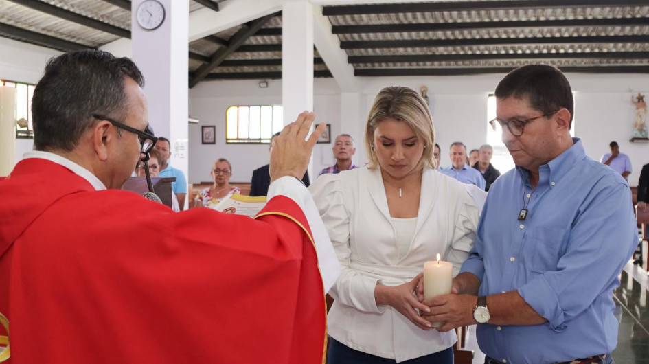 Luis Roberto Rivas, candidato a la Gobernación de Caldas, asistió con su esposa y sus amigos a una misa para bendecir el arranque de su campaña política.