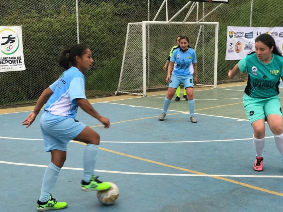 Los equipos de Manizales, Salamina y Chinchiná son los dominadores de Torneo Promocional de los Juegos Nacionales - Industria Licorera de Caldas. Aquí uno de los partidos en femenino.