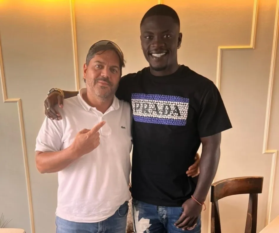 Dannovi Quiñones en compañía de su empresario, Álvaro Andrés González.