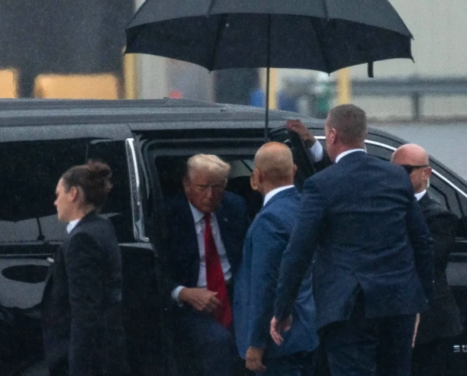 El expresidente estadounidense Donald J. Trump (centro) llega al Aeropuerto Nacional Ronald Reagan de Washington después de que la jueza Tanya Sue Chutkan lo procesara en Washington, en Arlington, Virginia, EE. UU.