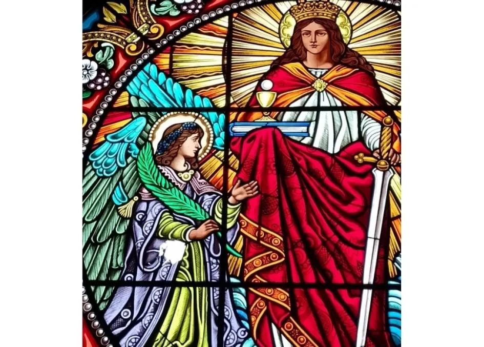 Este es el vitral dañado. En la imagen de la izquierda se ve el roto en el vidrio. 