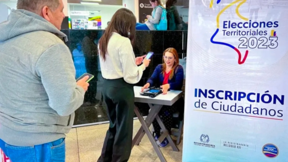 Personas inscribiendo la cédula en un punto de la Registraduría.