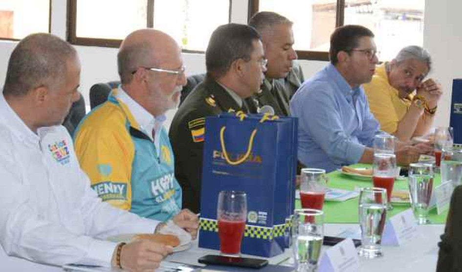 Los candidatos, de izquierda a derecha: Carlos Andrés Cruz, Henry Gutiérrez, Luis Roberto Rivas y Fernando Toro. En el centro los comandantes de Policía de Caldas y Manizales.