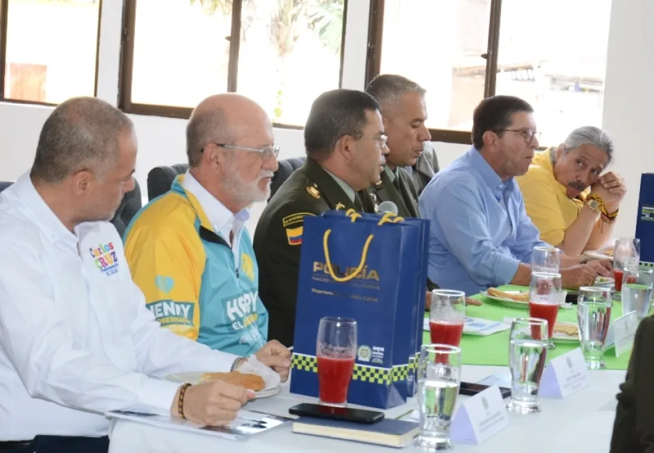 Reunión de los candidatos a la Gobernación de Caldas con los comandantes de ls Policía Caldas. 