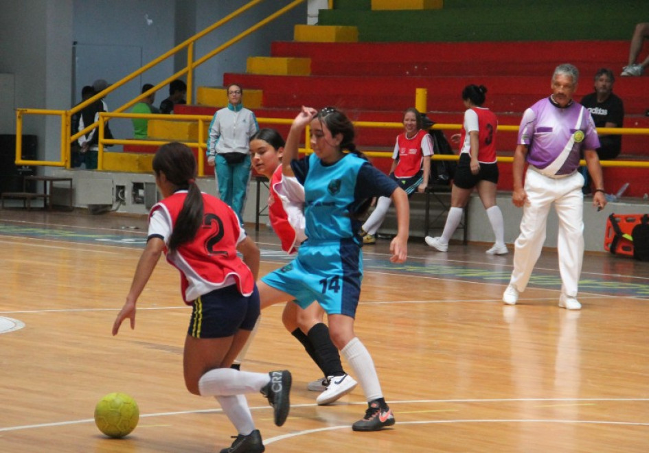 Los estudiantes del país, entre ellos 5 mil de Manizales, están esperando los Juegos Intercolegiados. El Ministerio del Deporte dice que las alcaldías son autónomas en la fase municipal.
