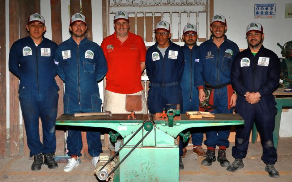 Los estudiantes del curso de Carpintería Estructural con su instructor, Edilson Antonio Castrillón.