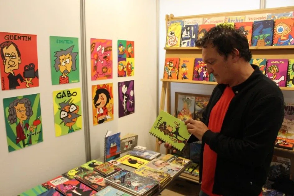 Fernando Arenas en el stand de Musa de Papel con sus ilustraciones y cómics de colección en la 14.ª Feria del Libro de Manizales.